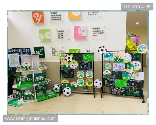 足球星海报背景装饰下的幼儿园世界，激发孩子们无限运动热情与梦想